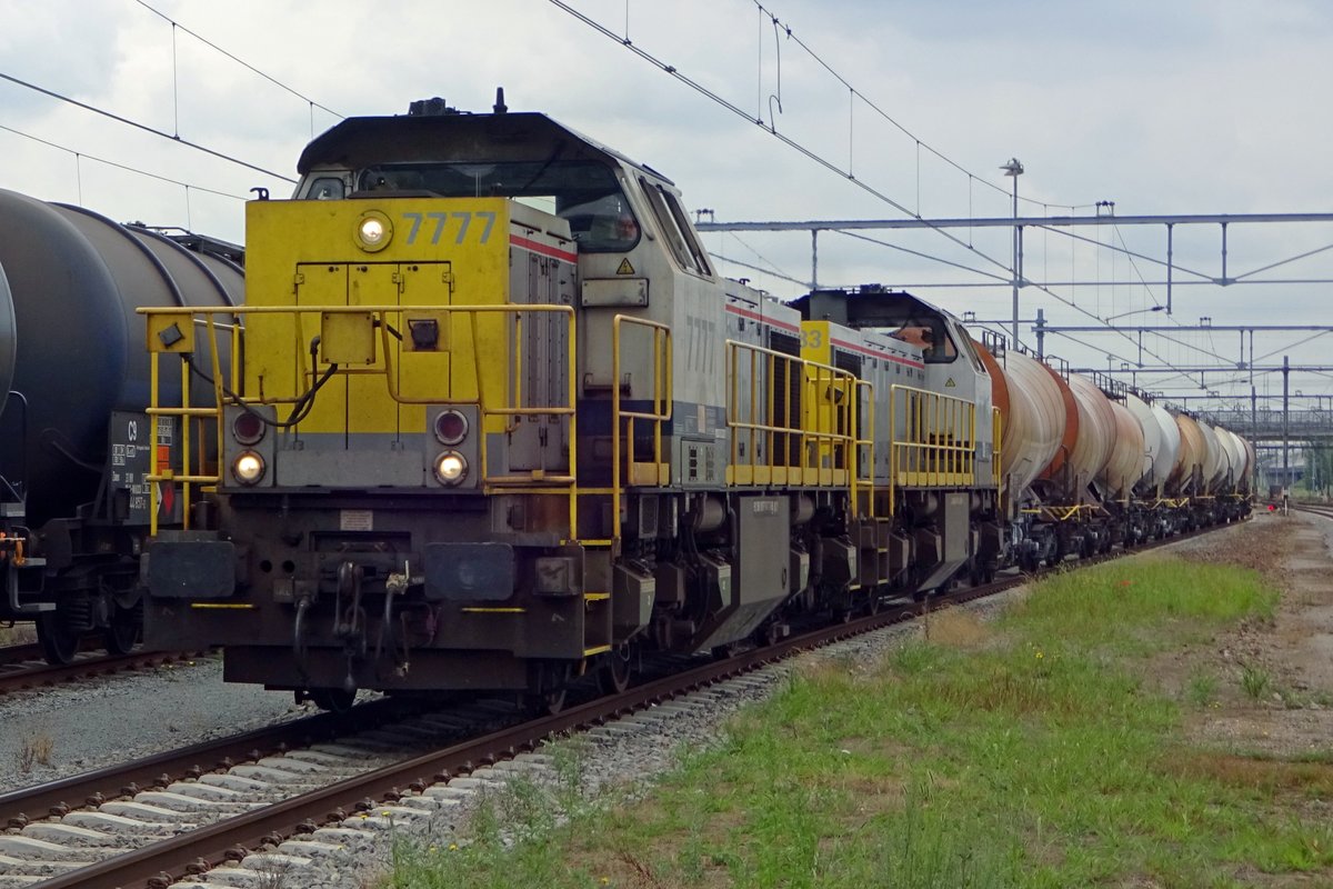 SNCB 7777 schleppt ein Ganzzug in Lage zwaluwe am 19 Juli 2019.