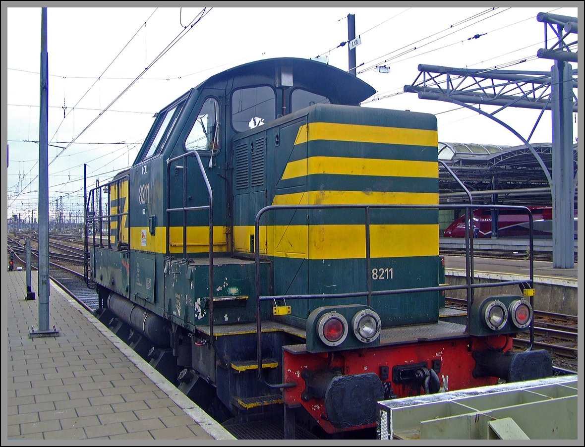 SNCB/NMBS HLD 8211 (ex 262.011)abgestellt am 02.08.2009 im Bahnhof Bruxelles-Midi.

Die Lok ist Baujahr 1966 

Technische Daten:
Gebaute Stckzahl: 75
Baujahre: 1965-1974
Spurweite: 1.435 mm 
Achsfolge: C
Hchstgeschwindigkeit: 60 km/h
Lnge ber Puffer: 11.170 mm
Dienstgewicht: 59 t