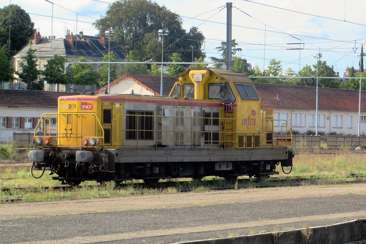 SNCF Infra 69201 durchfahrt Nevers am 17 September 2021.