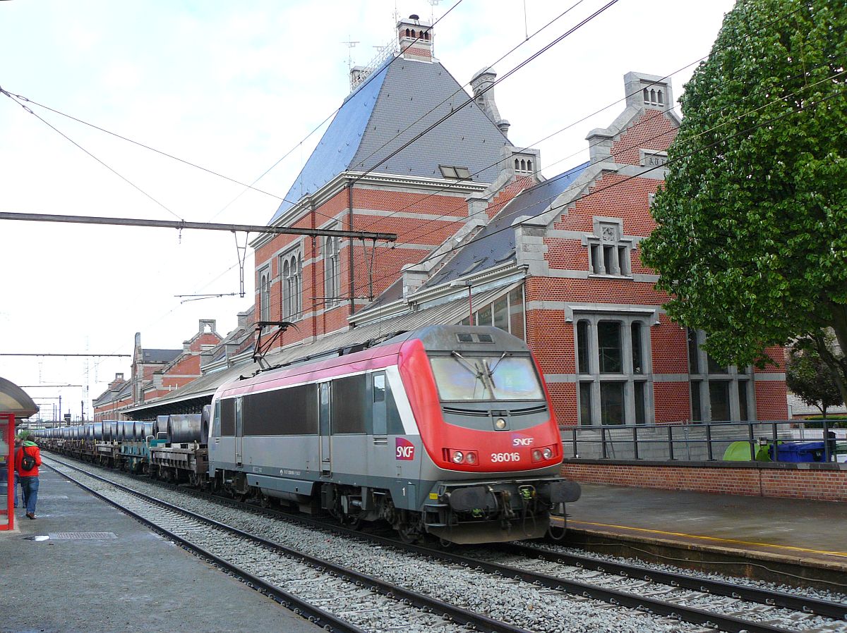 SNCF Lok 36016 mit Gterzug von Duinkerken (F) nach Lttich. Gleis 1 Ath, Belgien 11-05-2013.

SNCF locomotief 36016 met staalrollen onderweg van Duinkerken naar Luik. Spoor 1 Ath, Belgi 11-05-2013.