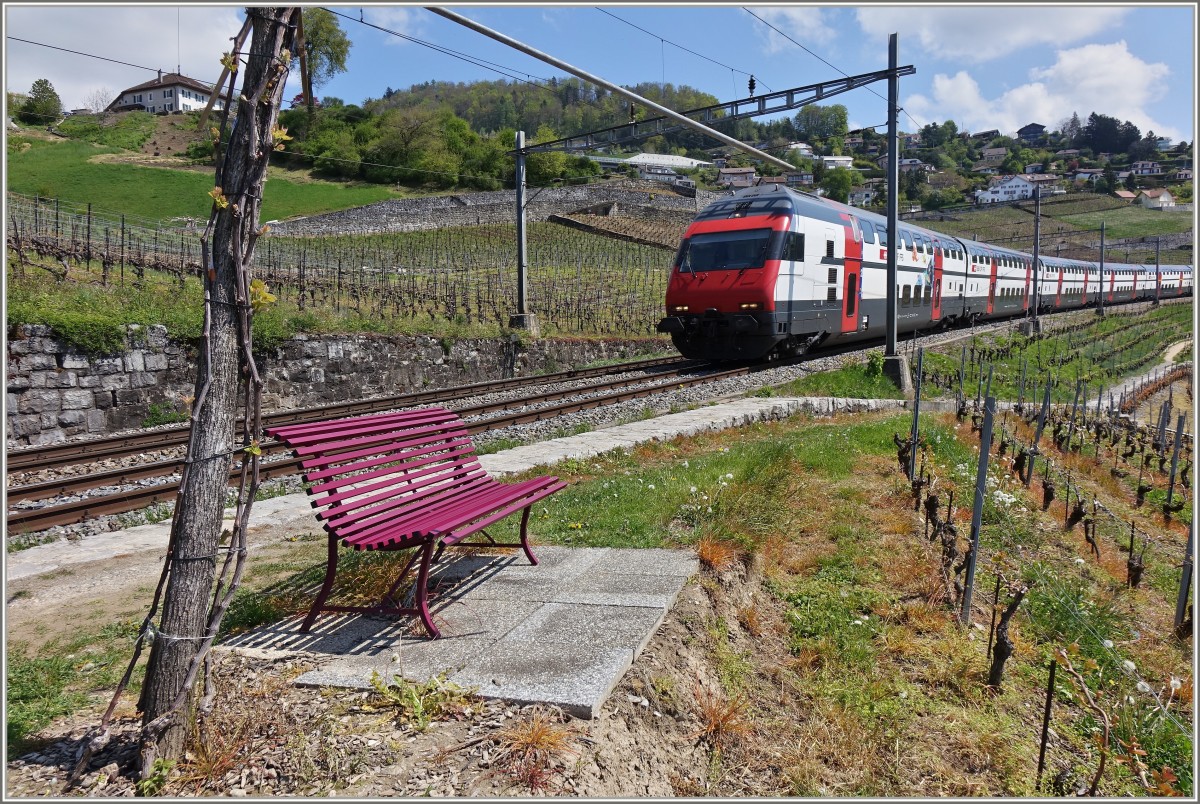 So mancher verweilt hier gerne ein Weilchen um Landschaft und Zug zu geniessen
(23.04.2014)