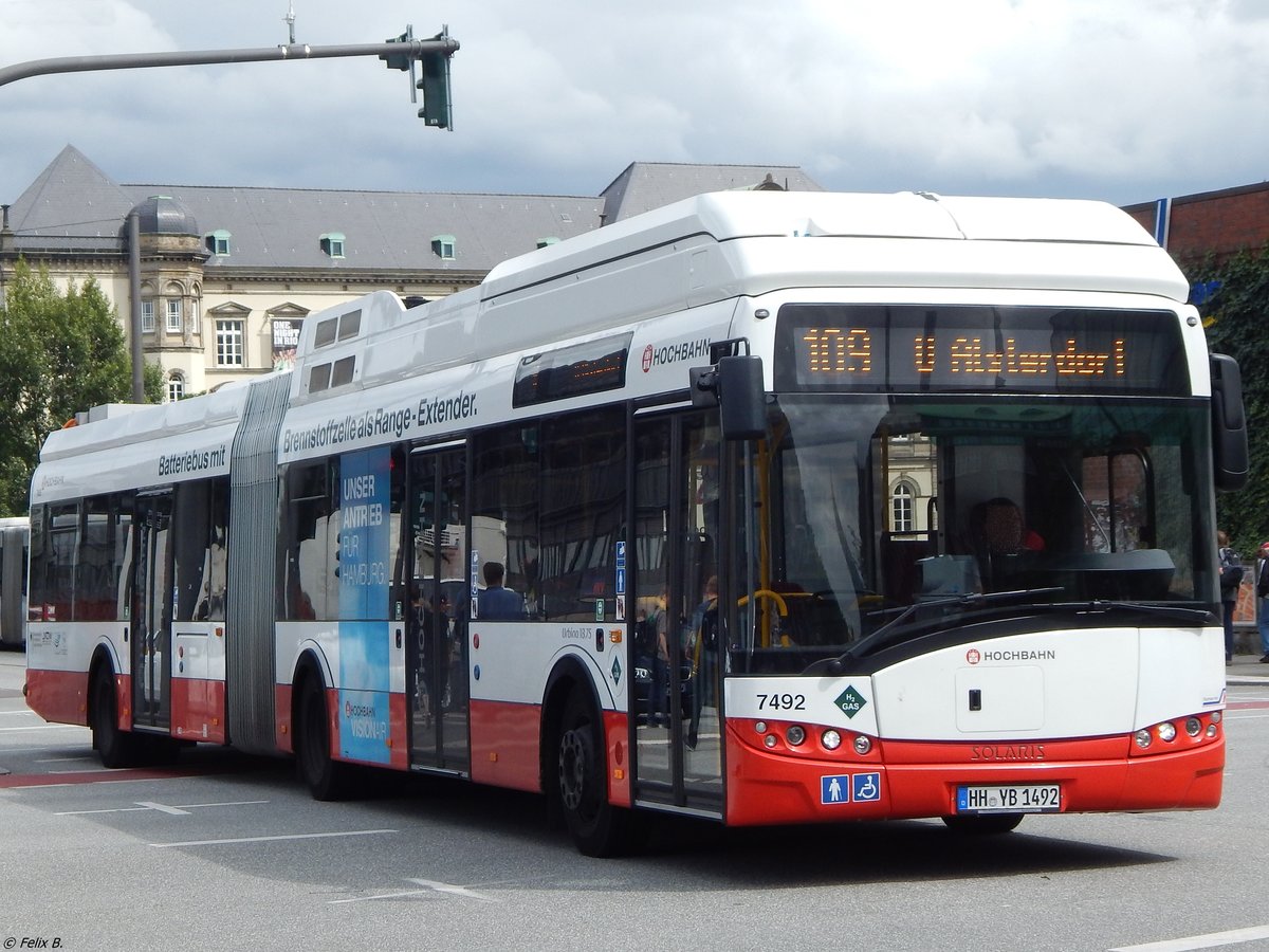 Solaris Urbino 18,75 Hybrid der Hamburger Hochbahn AG in Hamburg.