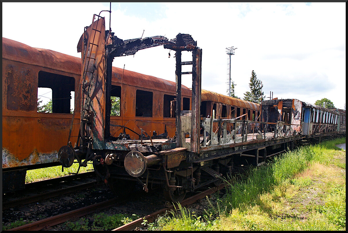 Solchen Vandalismus bis zur Brandstiftung habe ich in Deutschland zwar noch nicht gesehen, doch alle haben mit solchen Problemen zu kämpfen. Dieser Schnellzugwagen ist bis auf den Rahmen und einige Reste der einen Front abgebrannt. Am Rahmen konnte noch die angebrachte Nummer ČSD 93 236 identifiziert werden.

Jaroměř, 21.05.2022
