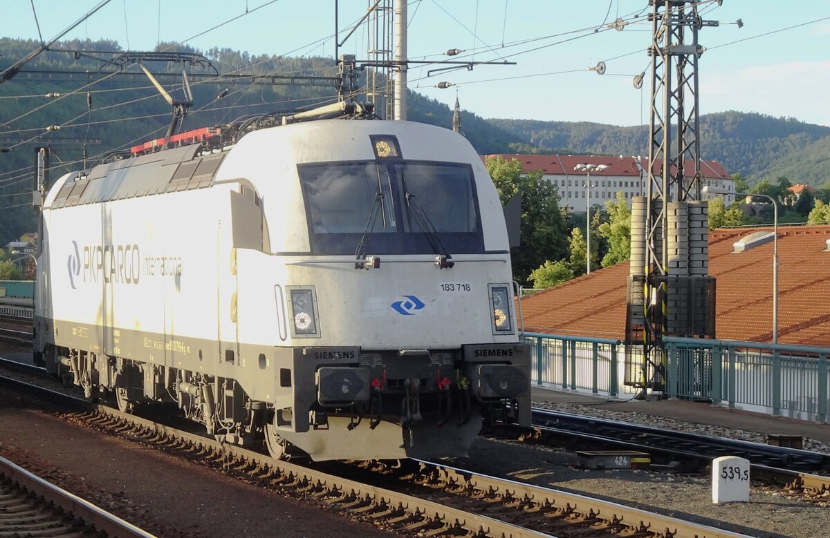 Soloauftritt von PKP Cargo International 183 718 in Deçin hl.n. am 20 Juni 2022.