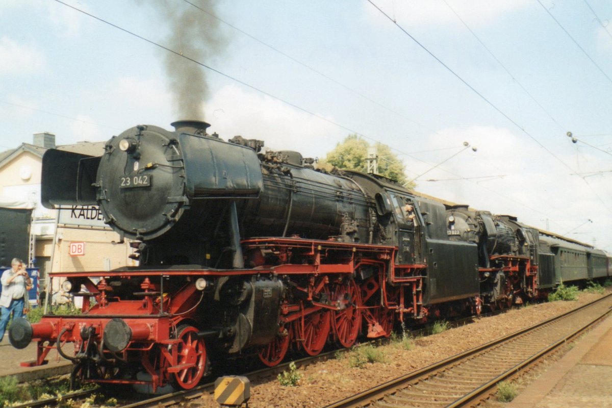 Sonderzug aus Rotterdam ist am 12 Augustus 2006 mit 23 042 (Vorspann für 23 023) in Kaldenkirchen angekommen. 