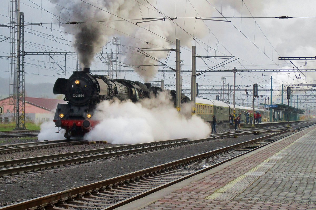 Sonderzug mit 03 2155 trotzt den Regen in Decin hl.n. am 7 April 2017.