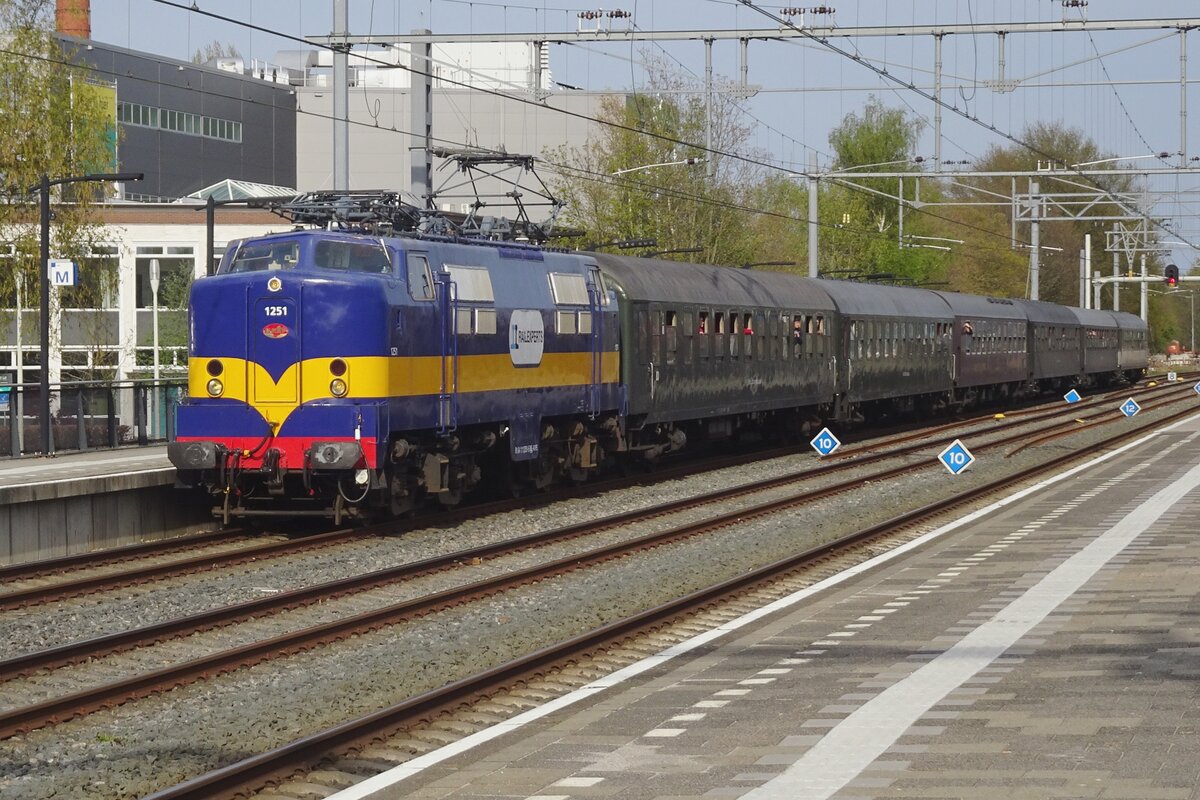 Sonderzug mit 1251 treft am Abend von 27 April 2023 in Apeldoorn ein.