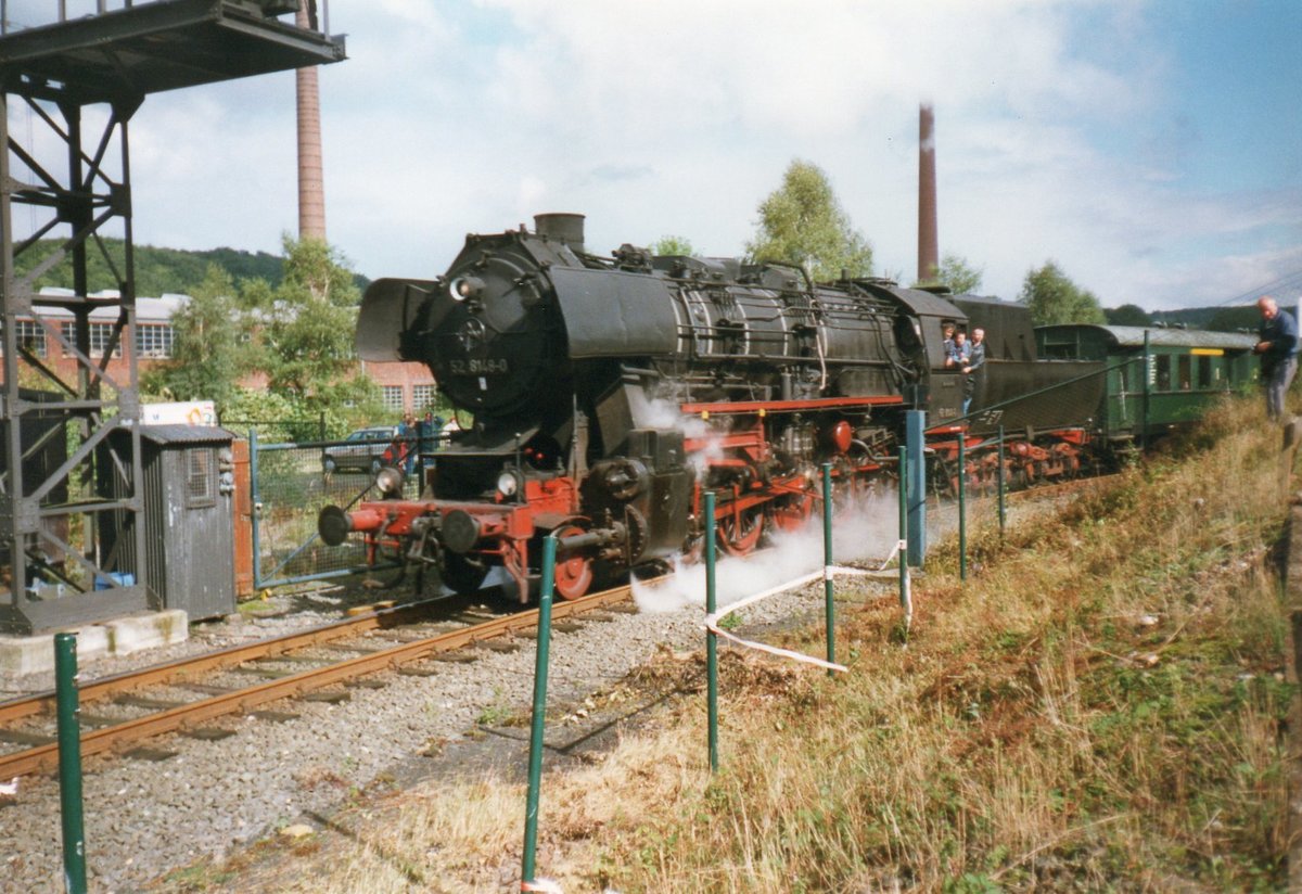 Sonderzug mit 52 8148 treft am 17 April 1998 in Bochum-Dahlhausen ein. 