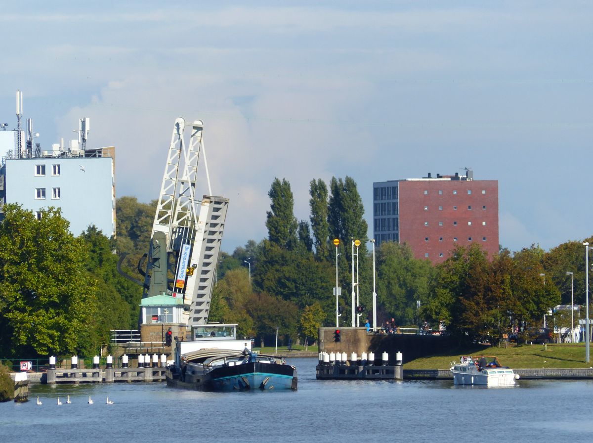 Spanjaardsbrcke Lage Rijndijk, gesehen Hoge Rijndijk, Leiden 09-10-2016.

Spanjaardsbrug Lage Rijndijk, gezien vanaf Hoge Rijndijk, Leiden 09-10-2016.