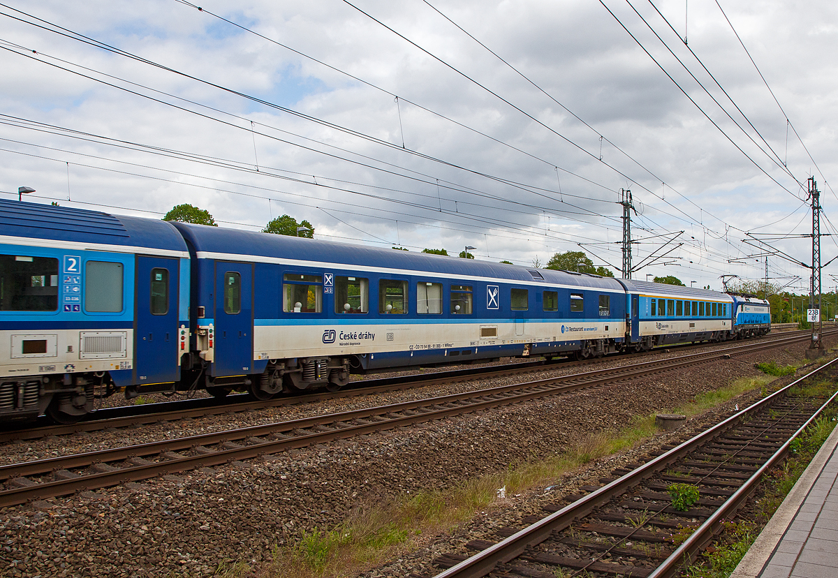 Speisewagen ČD - Česk drhy (Tschechische Bahnen), CZ- ČD 73 54 88 - 91 005-1 der Gattung WRmz 815 am 14.05.2022 im Zugverband bei einer Durchfahrt im Bahnhof Bchen in Richtung Osten. Der Wagen ist fr 200 km/h zugelassen und hat 30 Sitzpltze sowie 4 Stehpltze an der Bar.