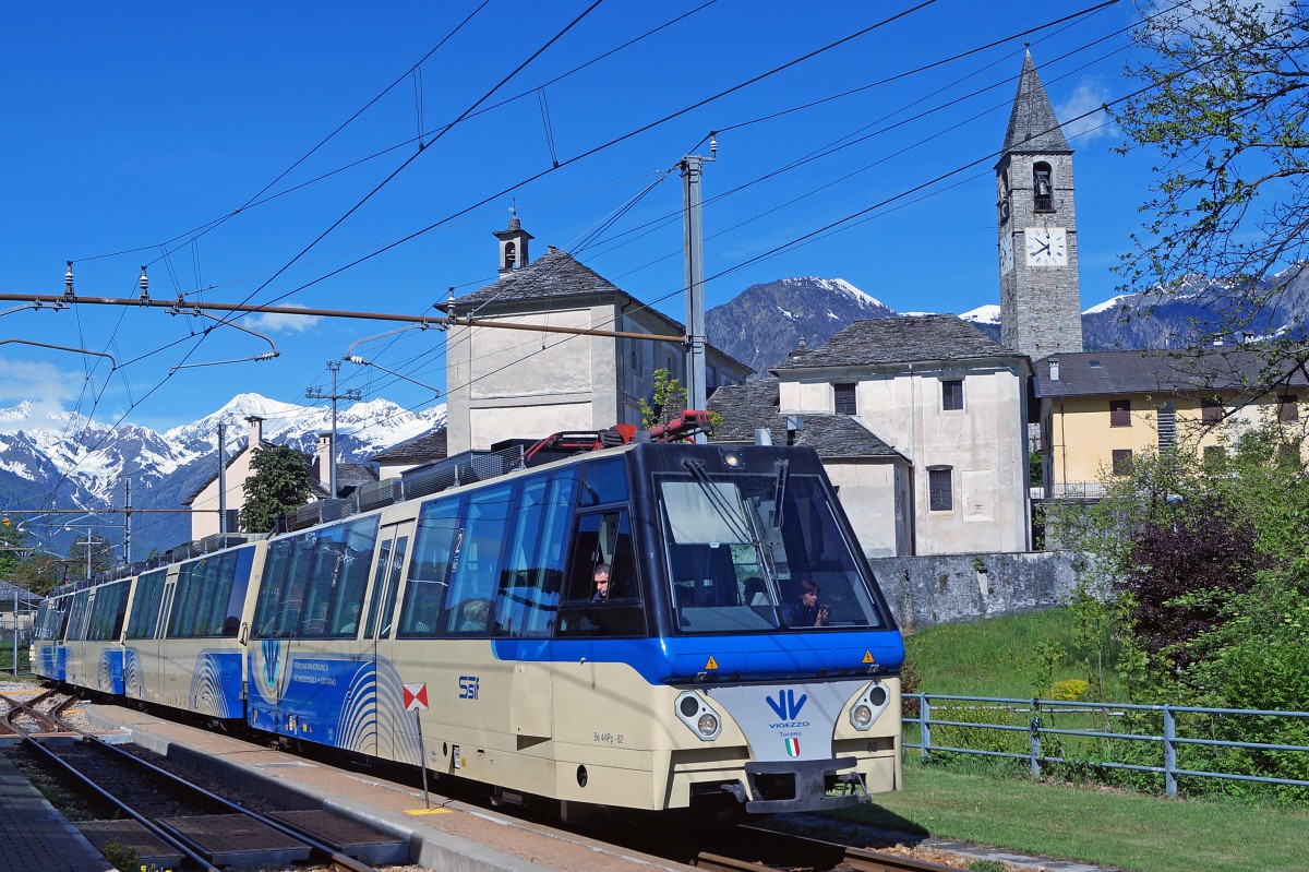 SSIF/FART: Be 4/4 Pp-82 mit dem  D 47 P bei der Durchfahrt in Trontano am 2. Mai 2015. Wegen zu vielen Fahrgästen folgte in einem Zeitabstand von 5 Minuten ein Entlastungszug.
Foto: Walter Ruetsch