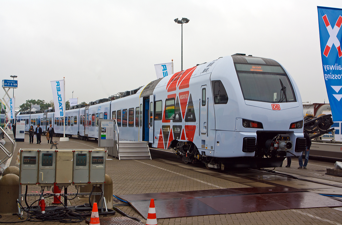 
Stadler Pankow präsentiert den 1. FLIRT der 3. Generation für die DB Regio AG, auf der InnoTrans 2014 (hier 26.09.2014) und bald fährt er auf der Saar- und Moselstrecke.  

Es ist 94 80 0429 113-4 D-DB / 94 80 0429 613-3 D-DB  ein fünfteilige Stadler FLIRT3 der DB Regio AG Region Südwest, das erste Fahrzeug der Serie (von 28 Stück).

Gesamtansicht, etwas getrübt von den Stramverteilerkasten.

Weitere Beschreibung von dem FLIRT siehe:
http://hellertal.startbilder.de/bild/deutschland~triebzuege~br-429-stadler-flirt-5-teillig/371288/stadler-pankow-pr228sentiert-den-1-flirt.html