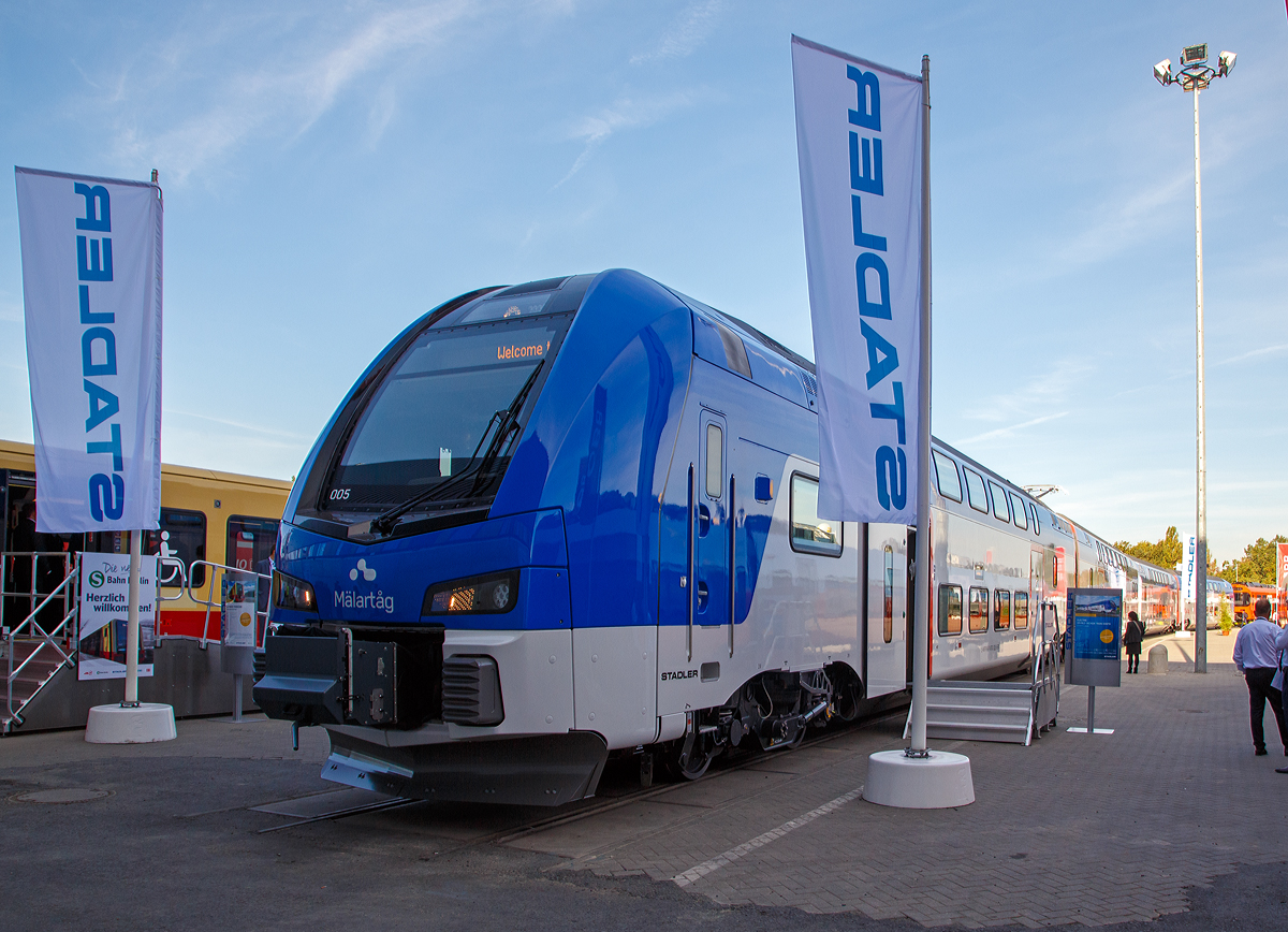 
Stadler prsentierte auf der InnoTrans 2018 (hier 18.09.2018) in Berlin den neuen fr Schweden (ER1) bestimmten elektrischen Doppelstocktriebzug DOSTO  MLARTG.

Das schwedische Leasing-Unternehmen AB Transitio hat fr Betreiber MLAB (Mlardalstrafik MLAB AB) bei Stadler 33 vierstckige Elektro-DOSTO-Triebzge (KISS 200) bestellt. In Schweden haben die Zge die Typenbezeichnung ER1 erhalten und werden 2019 und 2020 ausgeliefert.

Die Zge sind fr die Strecken Stockholm - Eskilstuna - rebro, Stockholm - Katrineholm - Hallsberg, Stockholm - Nykping - Norrkping und Sala - Vsters - Eskilstuna – Norrkping bestimmt. 

Mit einer Hchstgeschwindigkeit von 200 km/h wurden die Zge speziell fr den Betrieb in schwedischen Wintern angepasst. Sie sind so konzipiert, dass sie bei minus 40 Grad und 80 cm Schnee auf der Strecke fahren knnen. 

TECHNISCHE DATEN:
Spurweite: 1.435 mm
Achsfolge: 2’ Bo’ + 2’ 2’ + Bo’ 2’ + Bo’2
Lnge ber Kupplung: 104.810 mm
Breite: 2.920 mm
Hhe: 4.700 mm
Raddurchmesser: 920 mm (neu)
Achsabstand im Drehgestell: 2.500 mm
Leergewicht: 232 t
Leistung (am Rad): 4.500 kW
Hchstgeschwindigkeit: 200 km/h
Anfahrzugkraft: 240 kN (bis 67 km/h)
Max. Beschleunigung: 0.95 m/s
Stromsystem: 15 kV AC
Sitzpltze: 333 (plus 24 Klappsitze)
Einstiegshhe: 605 mm
Fubodenhhe: 450 mm (Unterdeck) / 2.597 mm (Oberdeck)
Breite der Trffnung: 1.300 mm
Deckenhhe: 2.000 mm
