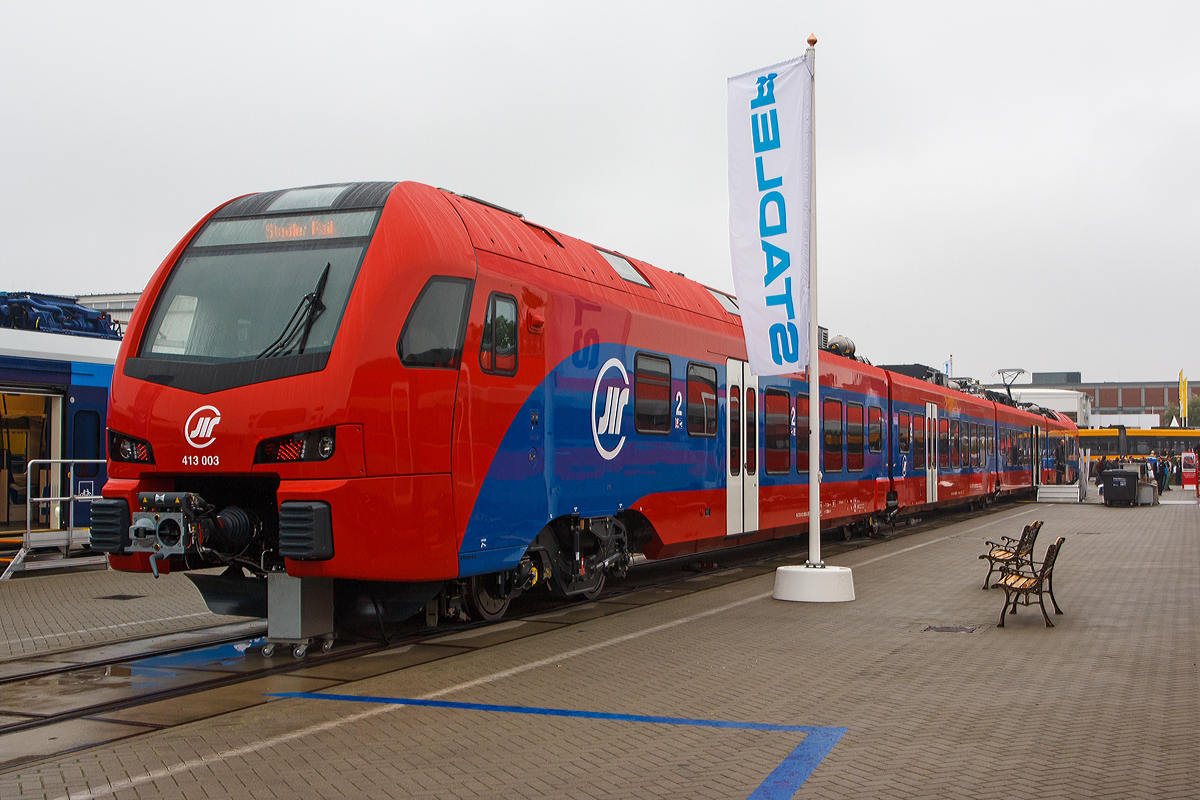 
Stadler präsentierte den vierteiligen FLIRT 3 - 413 003 für die ŽS (Železnice Srbije, deutsch Eisenbahnen Serbiens, serbisch-kyrillisch Железнице Србије), auf der InnoTrans 2014.  

Die Železnice Srbije hat 21 vierteilige elektrische Niederflureinheiten vom Typ FLIRT3 bei Stadler bestellt, welche in Serbien auf den meist frequentierten Vorort- und Regionalstrecken eingesetzt werden. 

Serbisch lautet die BR-Bezeichnung: ЖС серија 413
