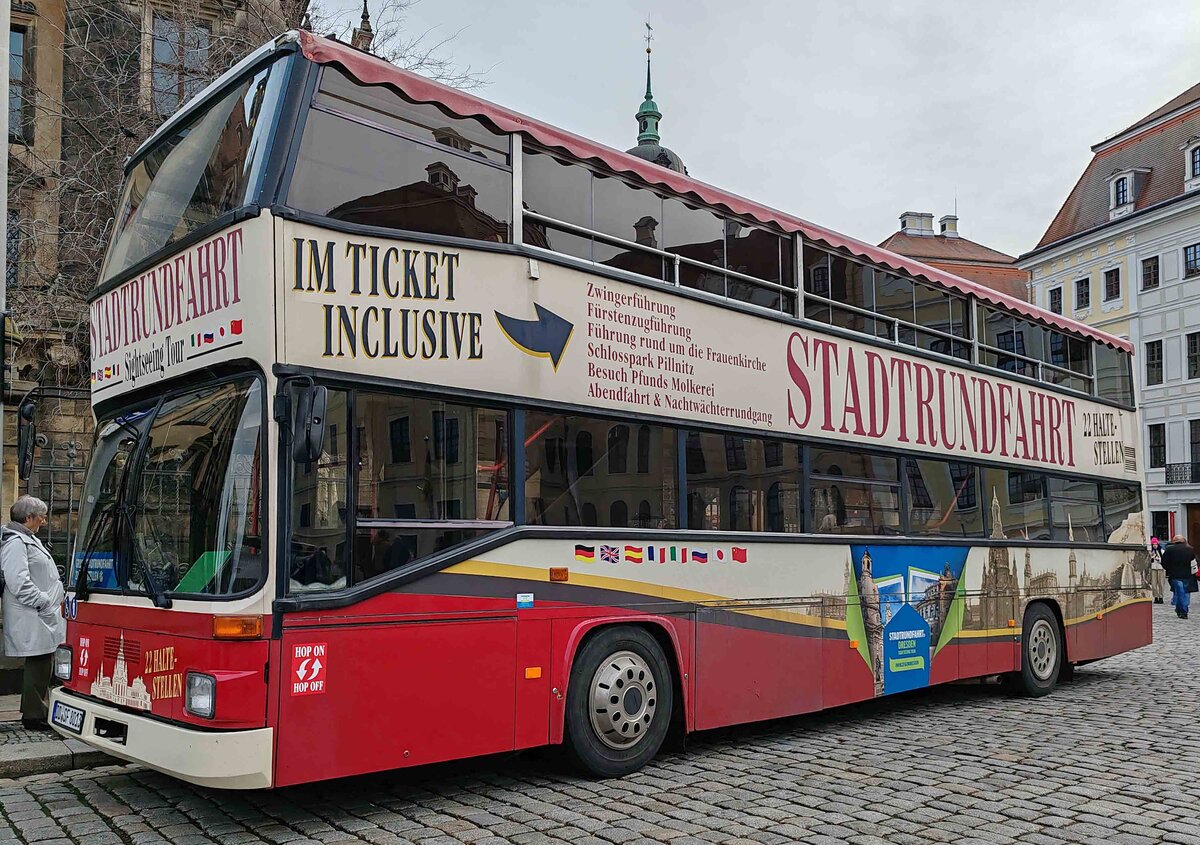 Stadtrundfahrtbus steht an einer der 22 Haltestellen in Dresden