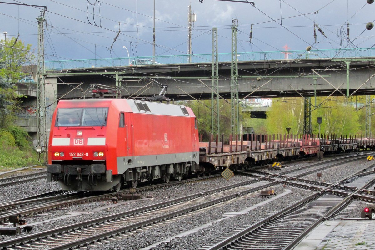 Stahlzug mit 152 049 durchfahrt am 28 April 2016 Hamburg-Harburg. 