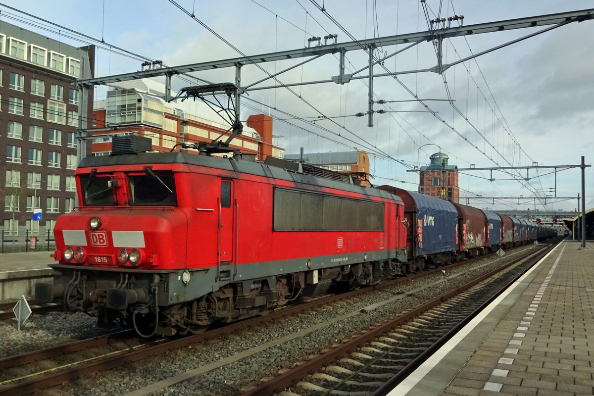 Stahlzug mit 1615 durchfahrt am 1 Mrz 2020 's-Hertogenbosch.