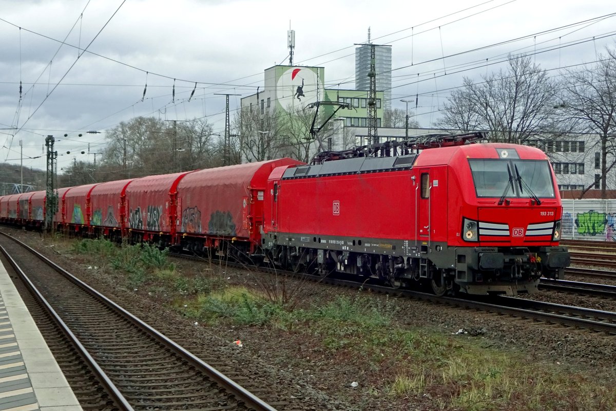 Stahlzug mit 193 313 durchfahrt Köln West am 20 Februar 2020.