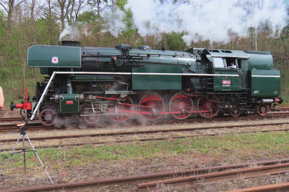 Stativ inklusive: 464 202 macht Dampf ins Eisenbahnbmuseum von Luzna u Rakovnika am Morgen von 11 Mai 2024. Dieser Lok befindet sich in der Obhut vons CD Depot Olomouc und war als Gast in Luzna. 