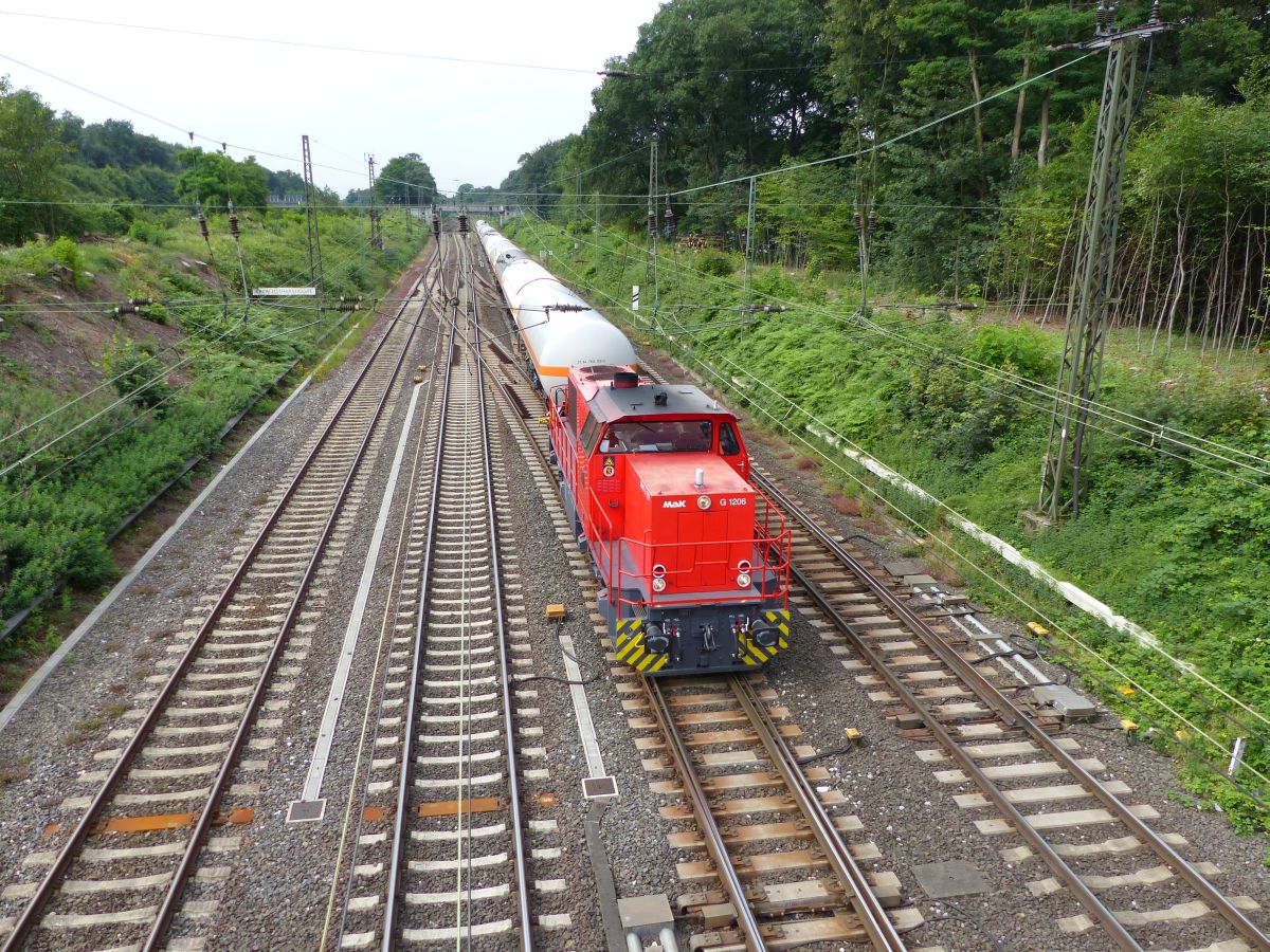 StEK (Stdtische Eisenbahn Krefeld) Diesellok 4 Abzweig Lotharstrasse, Forsthausweg, Duisburg 08-07-2016.

StEK (Stdtische Eisenbahn Krefeld) dieselloc 4 Abzweig Lotharstrasse, Forsthausweg, Duisburg 08-07-2016.