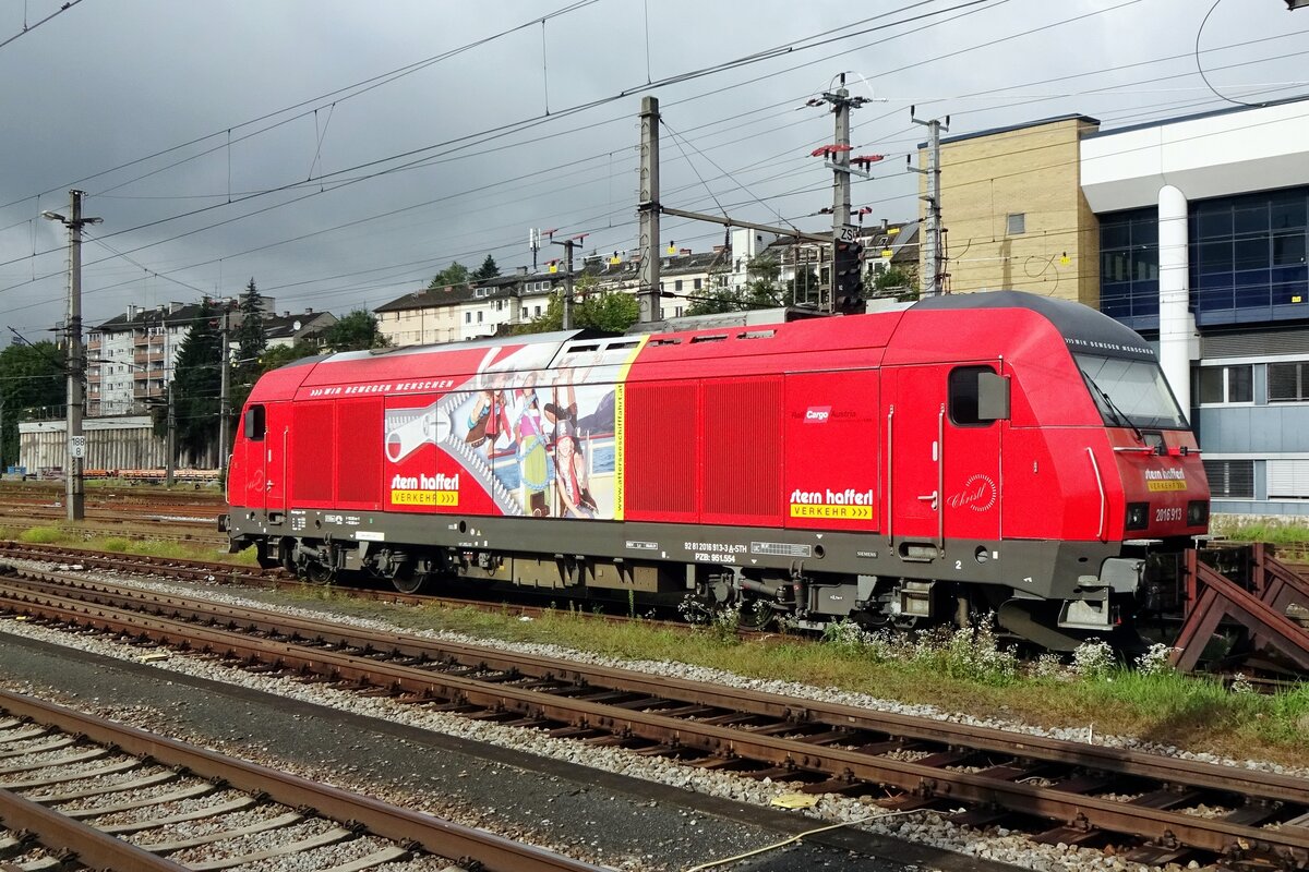 Stern&Hafferl 2016 913 steht am 28 Augustus 2021 in Linz Hbf.