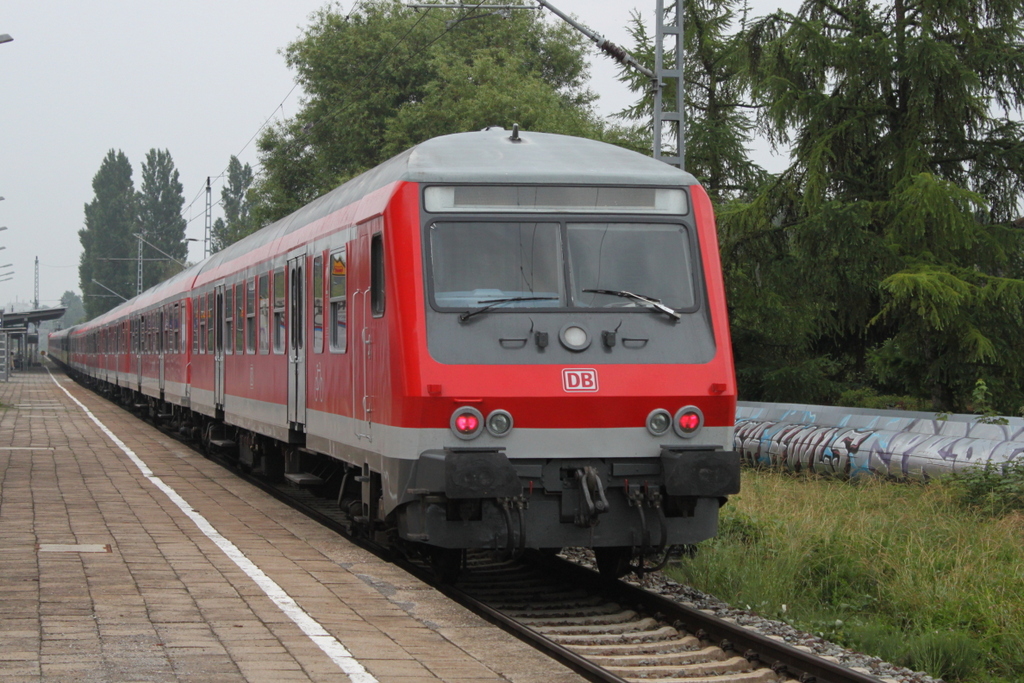 Steuerwagen der Bauart Wittenberge(Basis:y-Wagen/Halberst�dter)als Kreuzfahrer RE 13290 von Warnem�nde nach Berlin-Ostbahnhof bei der Durchfahrt im Haltepunkt Rostock-Holbeinplatz.17.06.2016