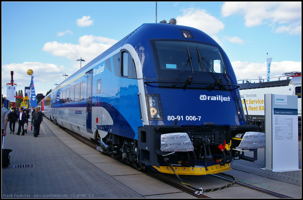 Steuerwagen CD railjet 80-91 006-7 ist ein 1. Klasse-Wagen des tschechischen Hochgeschwindigkeitzugs. Ausgestellt war der Wagen auf der InnoTrans 2014 in Berlin (NVR-Nummer CZ-CD 73 54 80-91 006-7 Afmpz 890)

Webseite (deutsch): https://www.cd.cz/de/vnitrostatni-cestovani/nase-vlaky/-19504/

