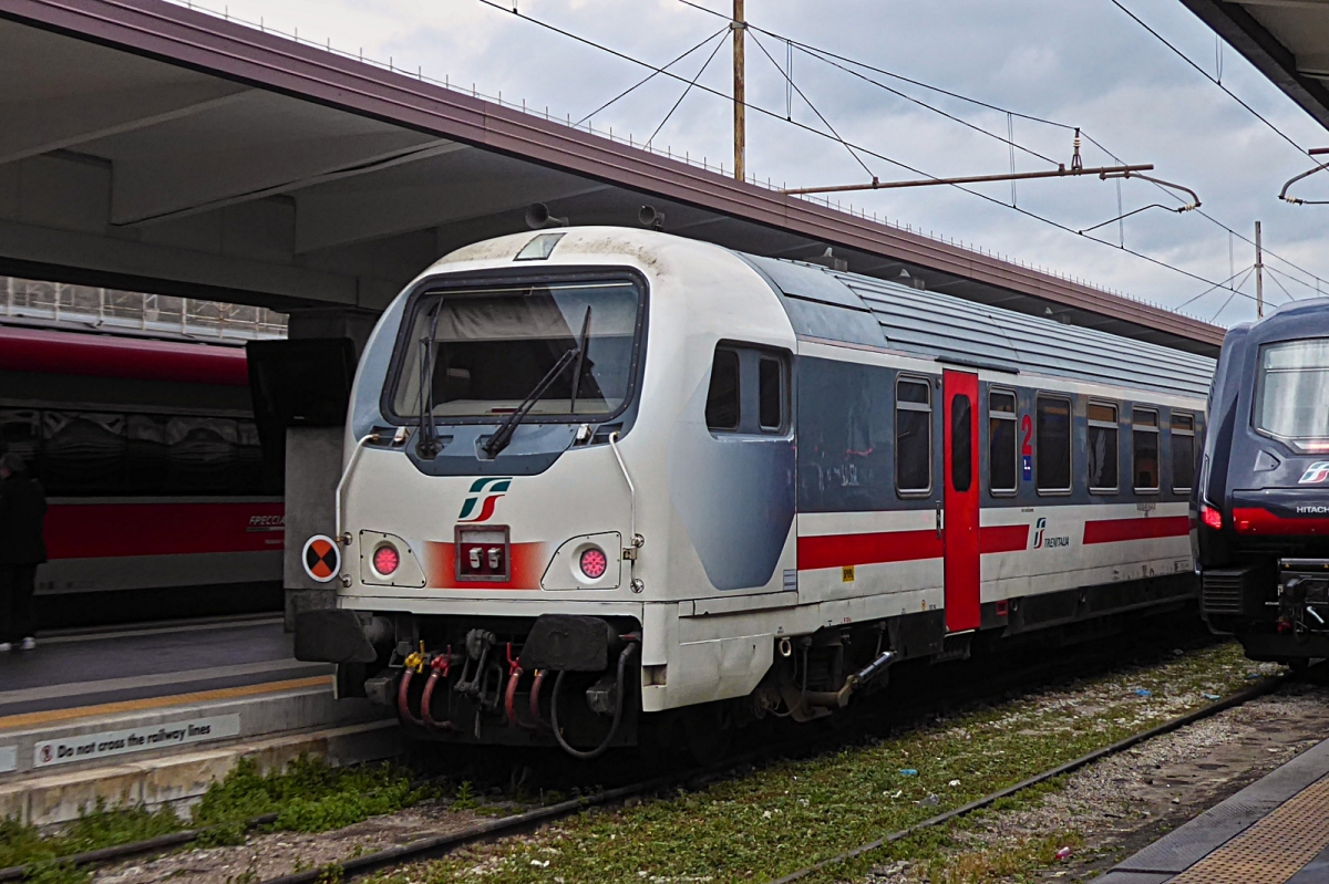 Steuerwagen eines IC Zuges verl�sst mit ihrem Zug den Bahnhof von Trieste. 05.05.2025