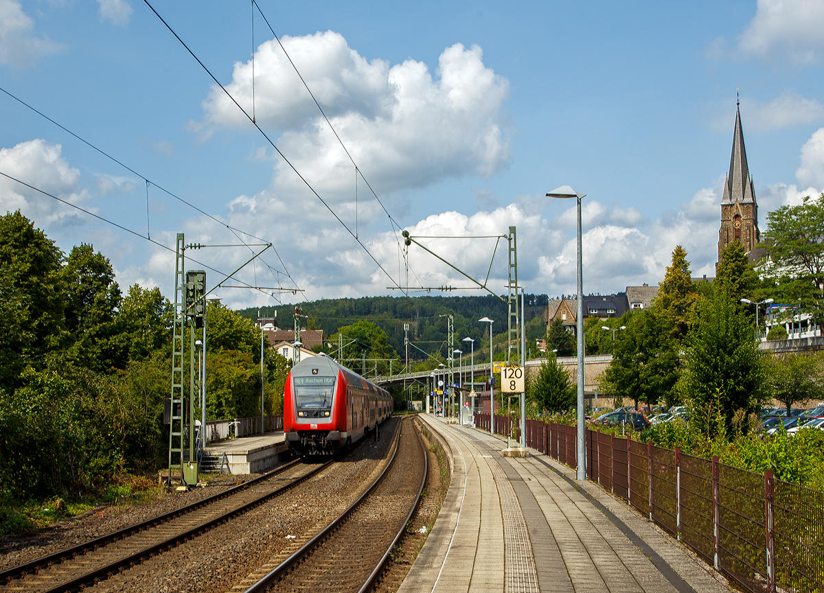 Steuerwagen voraus und geschoben von der 146 001 hat der RE 9 (rsx - Rhein-Sieg-Express) Siegen - Köln – Aachen am 21.08.2021 den Bahnhof Kirchen an der Sieg erreicht.