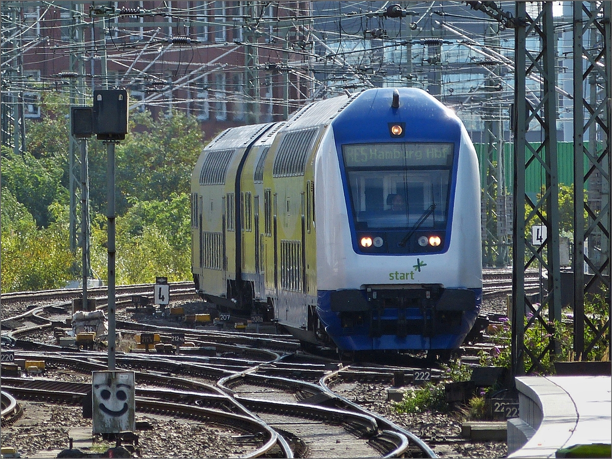 Steuerwagen voraus kommt der Zug aus Cuxhaven in Hamburg an, geschoben wird dieser von der Diesellok 246 009-5 des Untrenehmens Start. Land. Meer. welche diese Linie seit 09.12.2018 betreibt. 
Nach einem kurzen Halt bedient der Zug wieder die Strecke zurück nach Cuxhaven.
