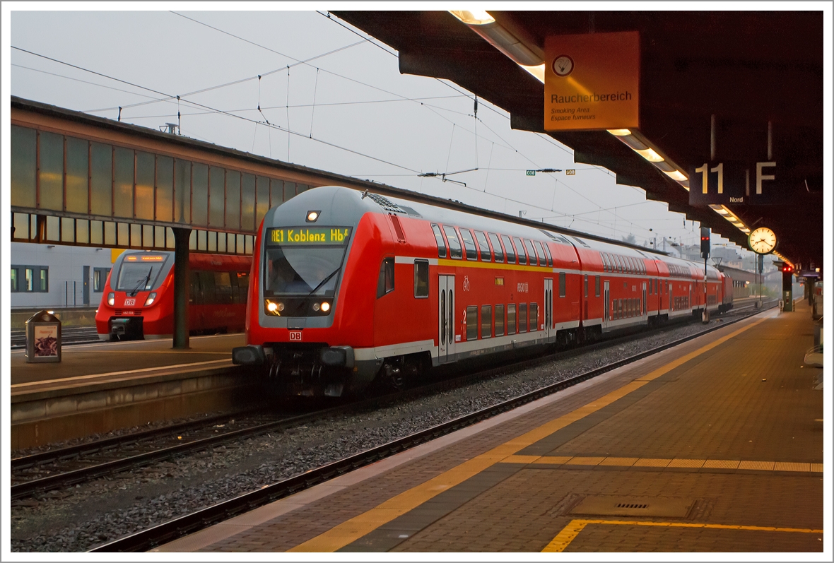 Steuerwagen voraus schiebt die 143 568-4 am 05.10.2013 den RE 1  Mosel-Saar-Express  (Saarbrücken - Trier - Koblenz) vom Hbf Trier weiter in Richtung Koblenz.