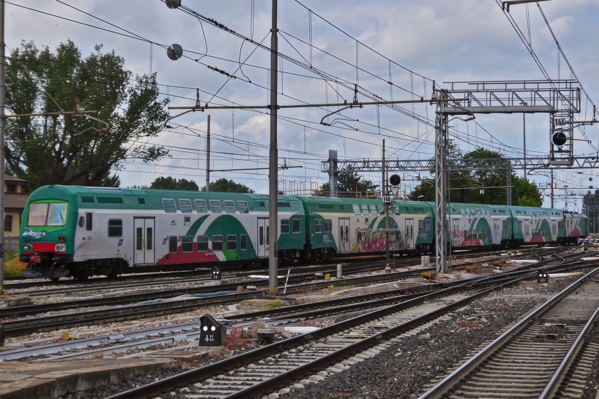 Steuerwagen voraus wird der Zug von Lok E.464 901 in die Abstellung vom Bahnhof Ferrara geschoben. 05.2025