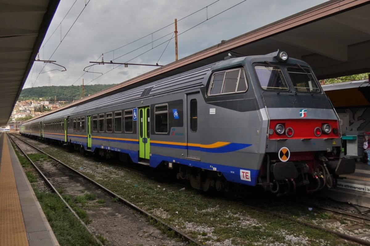 Steuerwagen voraus wurde dieser Zug an den Bahnsteig in Trieste geschoben. 05.05.2025
