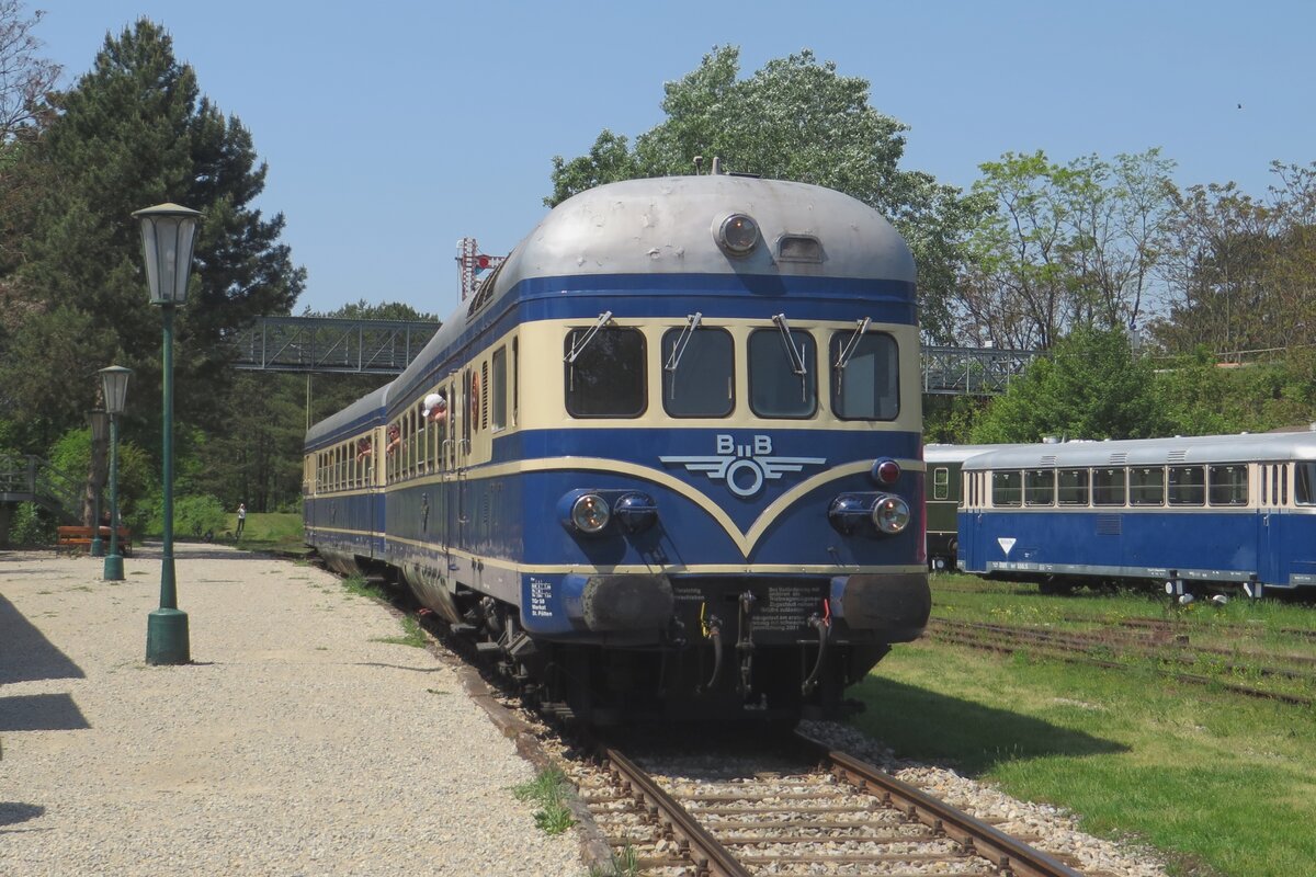 Stilleben mit Bahnsteiglein, Lantirne und Blauer Blitz 5145.11 ins Heizhaus Strasshof am 21 Mai 2023 während die Dieseltage.