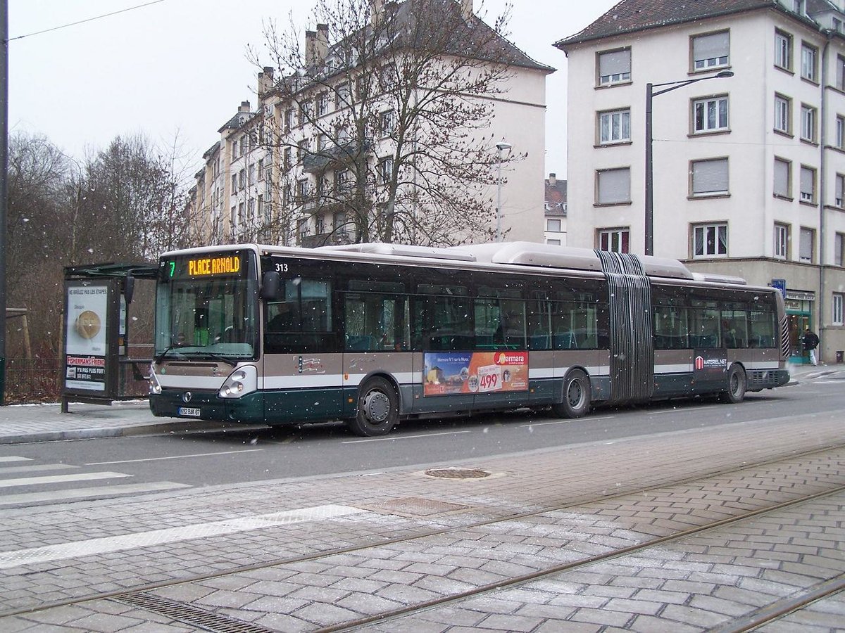 Strassburg - 10. Februar 2010 : Irisbus Citelis 18 CNG an der Haltestelle Aristide Briand.