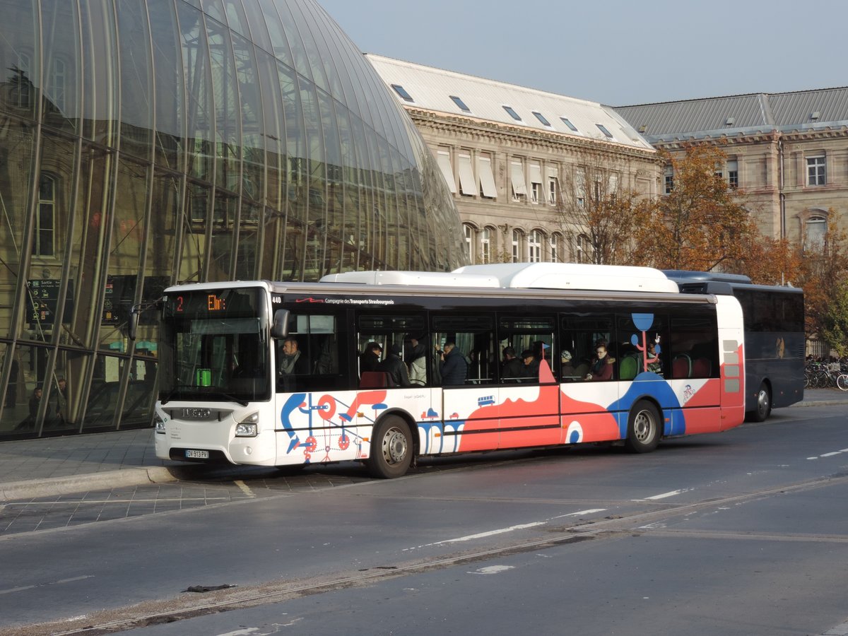 Strassburg - 14. November 2016 : Iveco Urbanway 12 CNG Nr 440 vor dem Bahnhof.