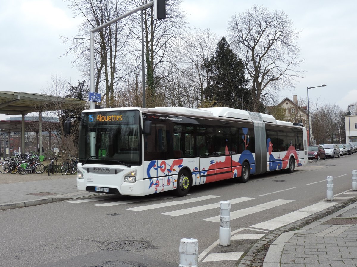 Strassburg - 15. Februar 2016 : Urbanway 18 Nr 354 bei der Haltestelle Robertsau.