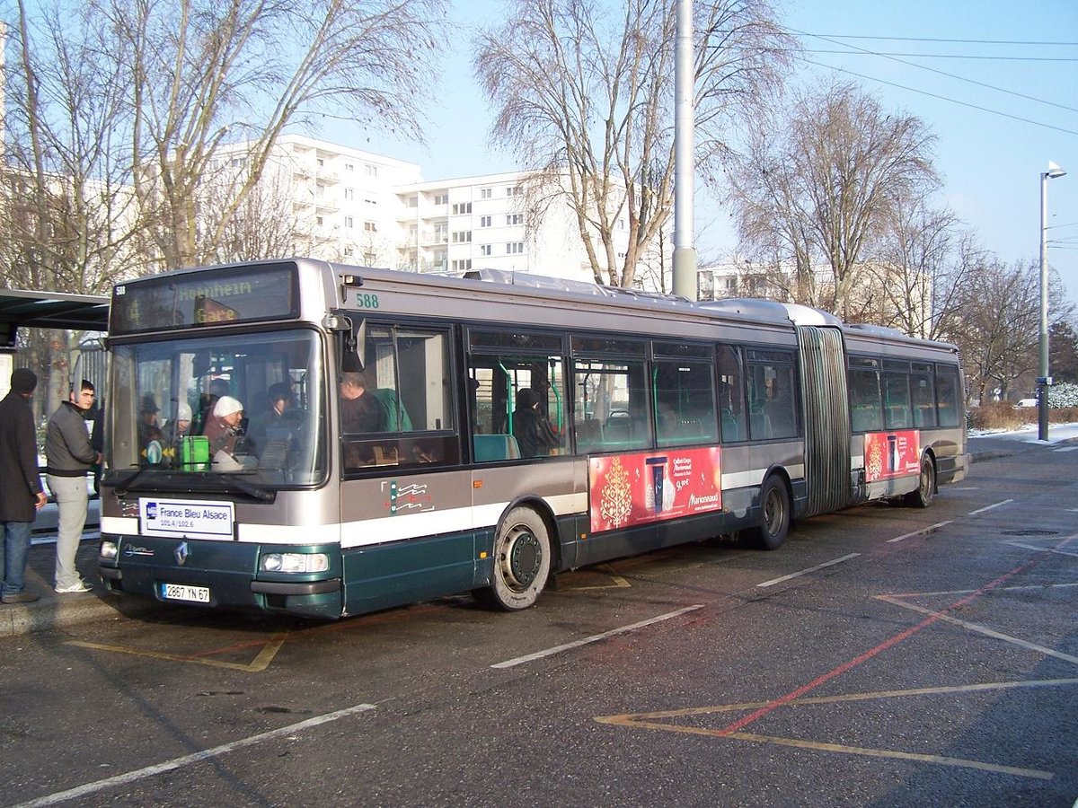Strassburg - 16. Dezember 2010 : Irisbus Agora L Nr 588 in Hautepierre.