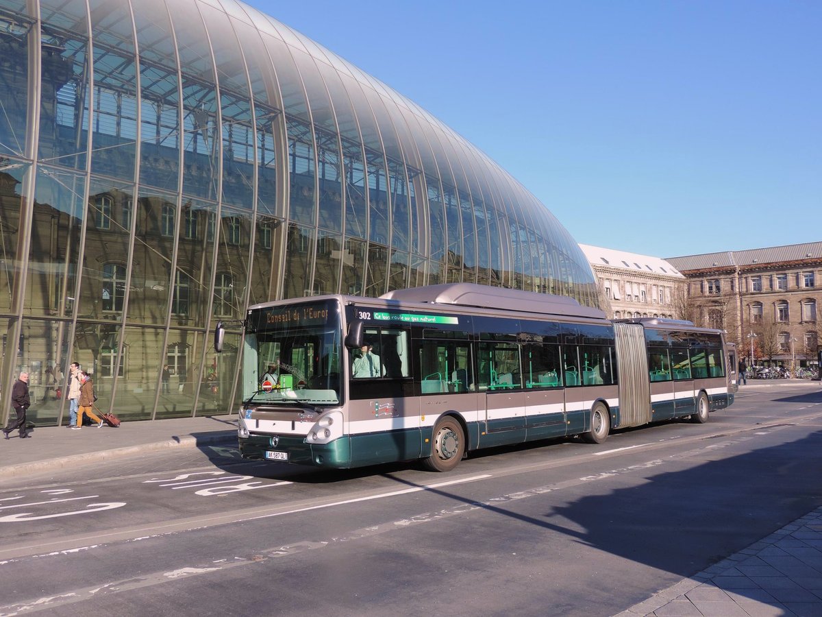 Strassburg - 24. Februar 2014 : Irisbus Citelis 18 CNG Nr 302 vor dem Bahnhof.