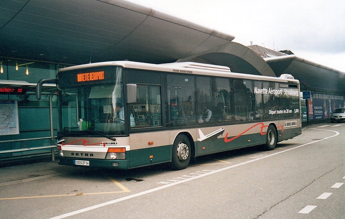 Strassburg - 28. Mrz 2005 : Setra S 315 NF am Flughafen.