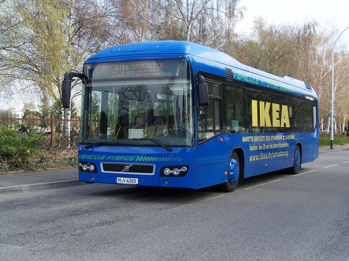 Strassburg - 28. Mrz 2011 : Volvo 7700 Hybrid auf dem Schuttlebus nach Ikea an der Haltestelle Rotonde.