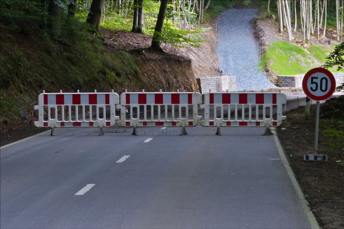 Straßen Baustelle.  Bitte auf die Höchstgeschwindigkeit achten. August 2017