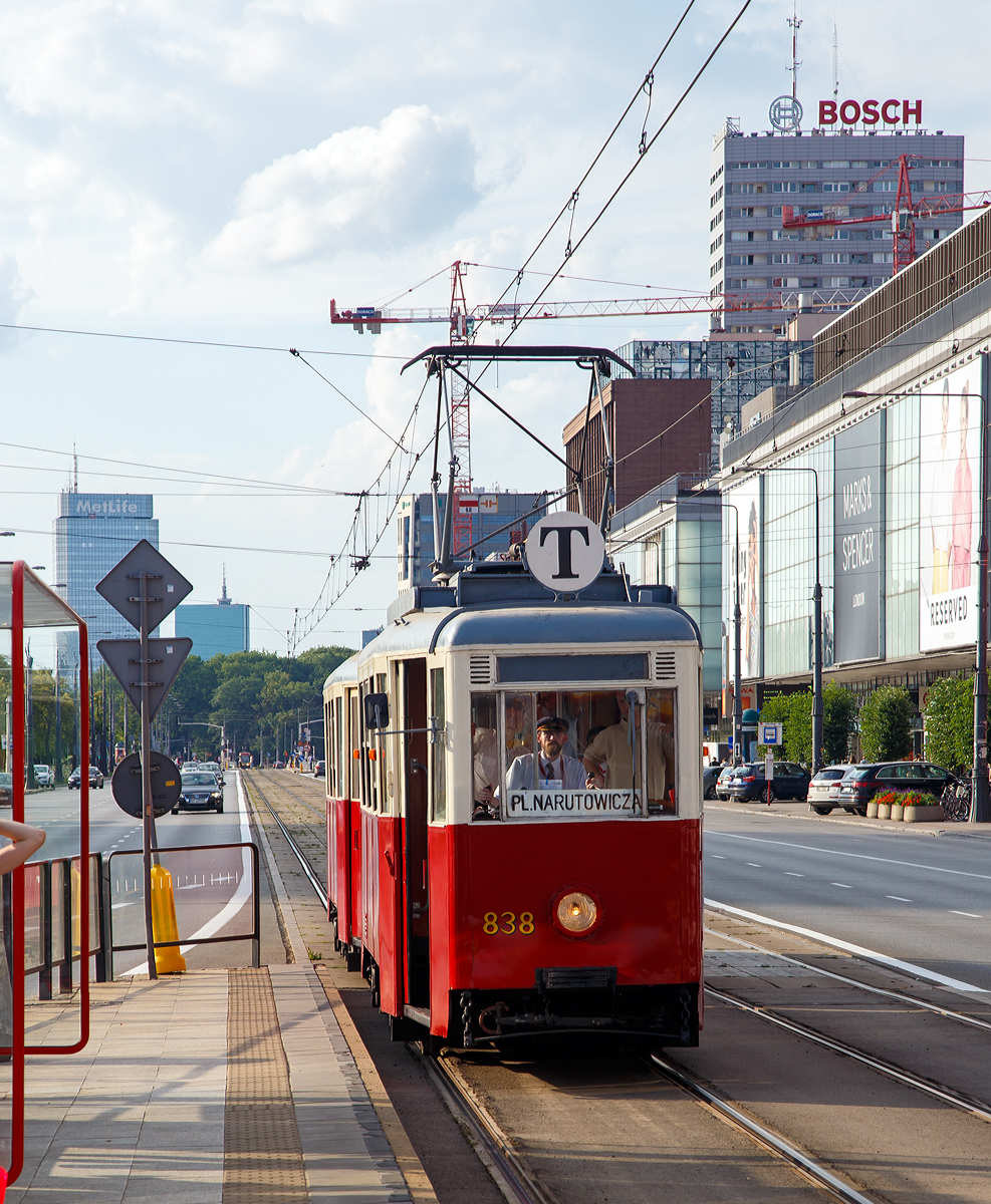 
Straßenbahn Warschau (Tramwaje Warszawskie): Der Museumstriebwagen 838 mit Beiwagen 1811 erreicht am 25.06.2017 als Museumlinie T nach Plac Gabriela Narutowicza die Station Centrum. Der Triebwagen ist ein 1957 gebauter Konstal 4Nj.

Die vom polnischen Hersteller Konstal in Chorzów und Świdnica gebaute Straßenbahnwagen-Typenfamilie 4N ist eine Weiterentwicklung aus dem deutschen Kriegsstraßenbahnwagen (KSW).
