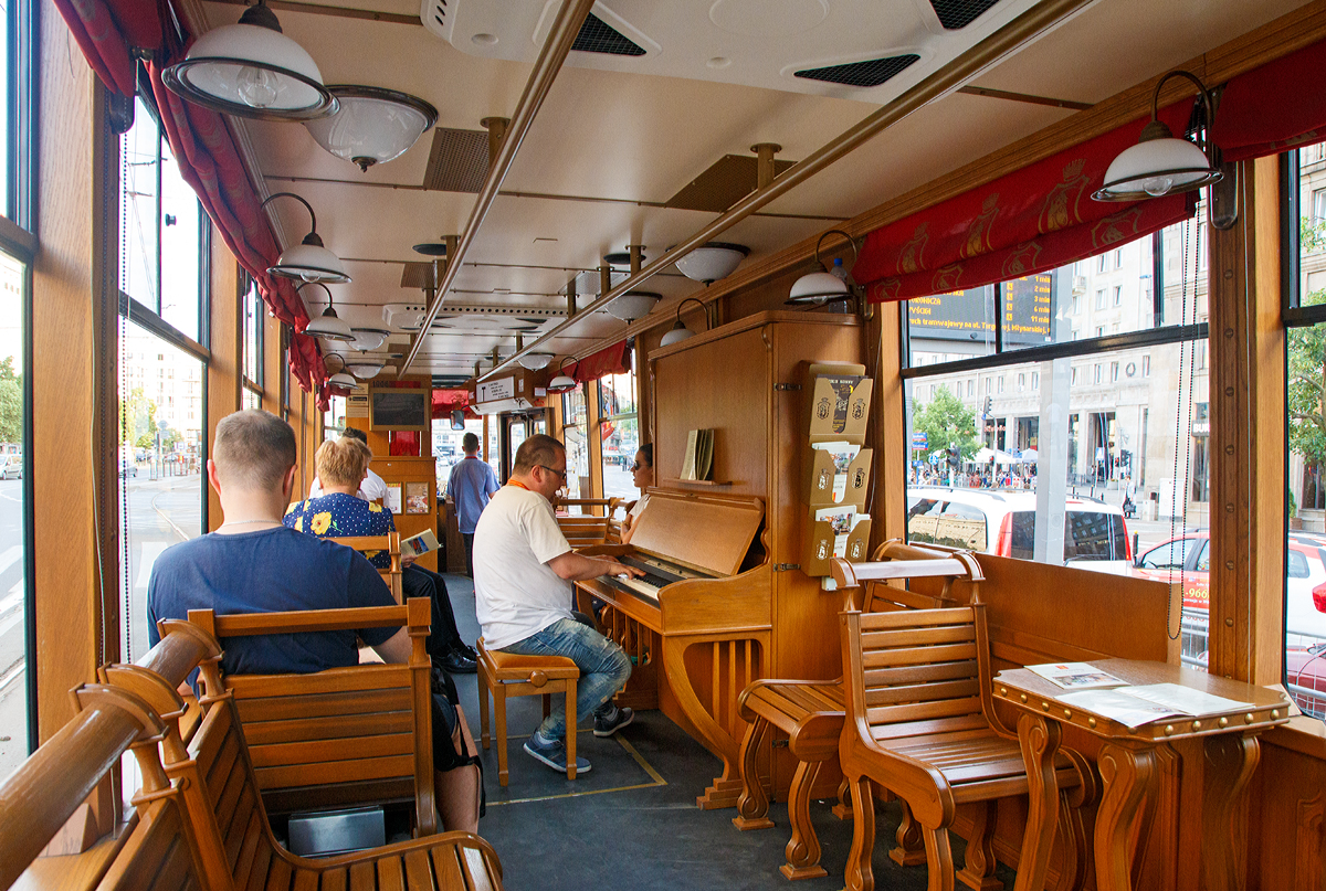 
Straßenbahn Warschau (Tramwaje Warszawskie): Im Museumstriebwagen 1006, ein Konstal 105Na am 25.06.2017 als Linia Turystyczna (Touristenlinie) und Pianotram. In der Fahrzeugmitte wo sich die breite vierflügelige Tür befindet, ist das Klavier platziert.