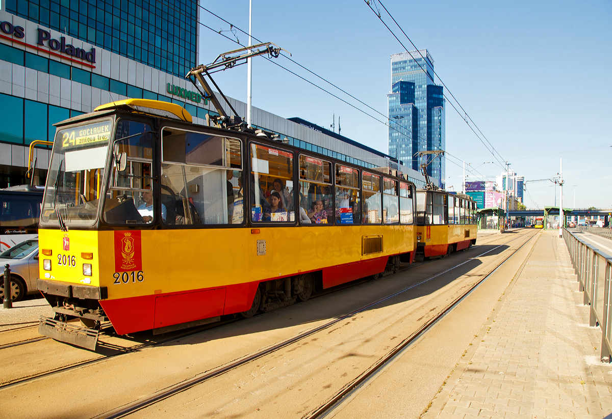 
Straßenbahn Warschau (Tramwaje Warszawskie): Vor dem Warschauer Zentralbahnhof (Warszawa Centralna) fahren am 27.06.2017 zwei modernisierte Konstal 105Ni (ex Konstal 105Na) in Doppeltraktion, als Linie 24.  Es sind die Triebwagen 2016 und 2017 der Tramwaje Warszawskie.

Der ursprünglicher Typ der beiden Triebwagen ist der Konstal 105Na, er ist ein polnischer Straßenbahn-Triebwagen in Großraumbauweise. Er verkehrt bei vielen polnischen Straßenbahnbetrieben. Der Triebwagen wurde für die Spurweiten 1.435 mm gebaut. Es gibt auch eine Variante in 1.000 mm Spurweite, dieser wird er als Konstal 805Na bezeichnet.

Der 105Na ist der bekannteste polnische Straßenbahn-Triebwagen. Von 1974 bis 1994 wurde der 105Na serienmäßig von Konstal (heute Alstom Konstal S. A.) in Chorzów hergestellt. Die erste Serie der Baureihe hatte die Bezeichnung 105N. Diese nächsten Serien wurden modifiziert, dabei wurde die Elektrik neu angeordnet und der Führerstand samt Steuerkonsole verbessert. So bekam der 105N den heutigen Namen 105Na.

Ursprünglich hatte der 105Na kleine Scheiben über den Eingängen und rund um den Führerstand. Diese kleinen Scheiben wurden letztendlich komplett entfernt. Gründe dafür waren u. a. der Sicherheitsaspekt und dass die kleinen Scheiben als überflüssig galten. Im Laufe der Zeit wurden auch kleine Modernisierungen durch die einzelnen Stadtbetriebe durchgeführt, die später auch in der Produktion übernommen wurden. Es gab nebenbei viele Projekte und Prototypen bezüglich des 105Na, von diesen jedoch die meisten nie durchgeführt oder nur in kleiner Stückzahl produziert wurden. Der 105Na wurde in einer Stückzahl von 1.443 Stück (davon über 500 Stück für Warschau) produziert und die Meterspur-Version 805Na in einer Stückzahl von 691 Stück. Am 805Na wurden dieselben Veränderungen durchgeführt wie beim 105Na. Die beiden Straßenbahn-Triebwagen unterscheiden sich nur durch das Fahrgestell voneinander.

Die Steuerung erfolgt durch zwei Pedale unter der Steuerkonsole. Während das rechte Pedal für die Beschleunigung sorgt, ist das linke für das Bremsen zuständig. Neben den zwei Steuerpedalen befindet sich zudem ein weiteres Pedal, die Notbremse. Das Betätigen der Notbremse aktiviert die Trommelbremsen, Arbeitsbremsen und das äußere Läutsignal. Bei manchen modernisierten 105Na-Bahnen wurde die Steuerung von der Pedal- auf Handsteuerung umgerüstet (105Nk2000, 805NM) und das Notbremspedal wurde nicht entfernt.

Die einzelnen Stadtbetriebe modernisierten und modernisieren den 105Na ständig. So werden zum Beispiel neue Türen, Führerstände, Steuerungen, äußere Veränderungen, Betriebsarten, Motorentypen oder die Innenraumausstattung verbessert und modernisiert. Im Endeffekt erhalten die Betriebe moderne Straßenbahnen in alter Konstruktion. Es gibt nebenbei Ausrüstungsfirmen, die sich auf eine Modernisierung des 105Na spezialisiert haben. Hier in der Modernisierungsvariante 105Ni wurden erstmals IGBT-Transistoren und neue Gleichstrom-Motoren vom Typ LTd-220 verbaut. In dieser Variante wurden 28 Triebwagen in Warschau umgerüstet.

TECHNISCHE DATEN (Konstal 105Ni Warschau):
Anzahl:  28
Umbaujahre:  ab 2012
Achsformel: Bo’Bo’
Spurweite:  1.435 mm (Normalspur)
Länge:  13.500 mm
Drehzapfenabstand: 6.000 mm
Achsabstand im Drehgestell: 1.900 mm
Drehgestellt: 2NNf
Breite: 2.400 mm
Höhe: 3.060
Eigengewicht: 17,5 t
Betriebsart:  Einrichtungsfahrzeug (Hochflur)
Motoren: 4 DC-Motoren vom Typ LTd-220
Leistung: 4 x 41,5 kW (166 kW)
Höchstgeschwindigkeit: 70 km/h
Stromsystem: 600 V DC
Sitzplätze:  18
Stehplätze:  107
Fußbodenhöhe:  910 mm
