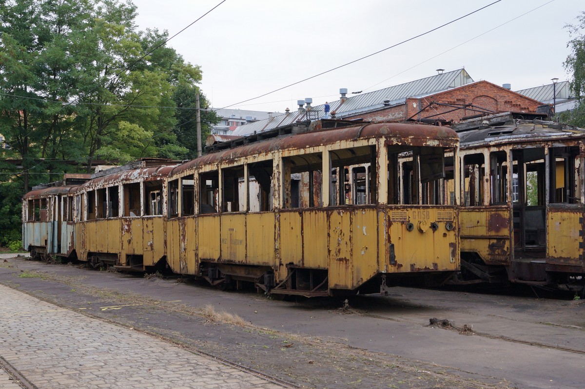 STRASSENBAHNBETRIEBE IN POLEN
Historische Strassenbahn in BRESLAU
Die am 19. August 2014 in Breslau per Zufall entdeckten Strassenbahnen warten im Freien abgestellt auf die Aufarbeitung. Auf die Breslauer Strassenbahnfreunde wartet somit noch viel Arbeit.  
Foto: Walter Ruetsch