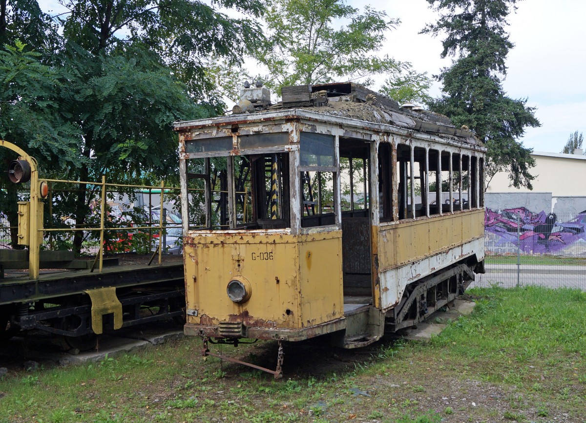 STRASSENBAHNBETRIEBE IN POLEN
Historische Strassenbahn in BRESLAU
Die am 19. August 2014 in Breslau per Zufall entdeckten Strassenbahnen warten im Freien abgestellt auf die Aufarbeitung. Auf die Breslauer Strassenbahnfreunde wartet somit noch viel Arbeit.  
Foto: Walter Ruetsch