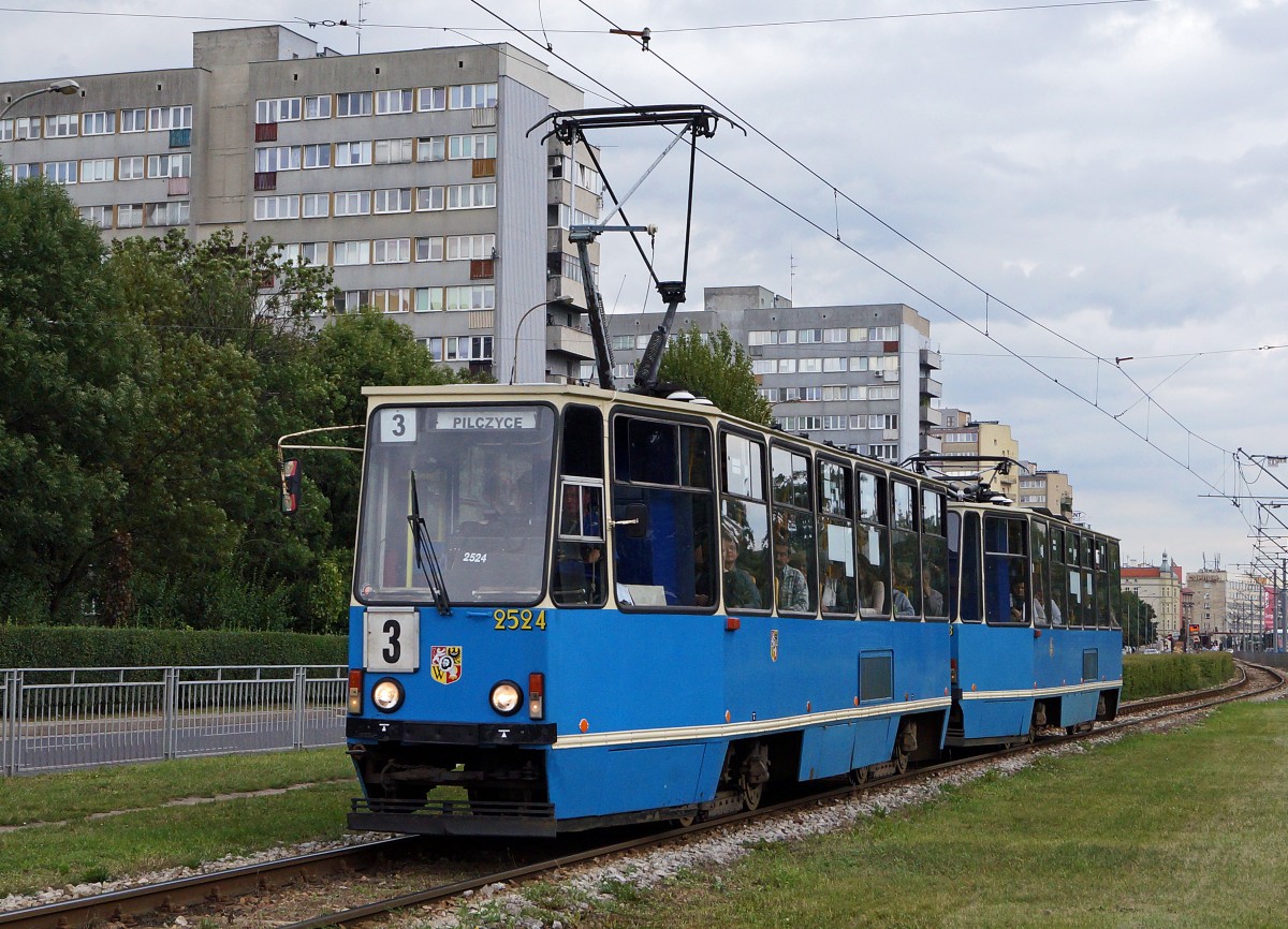 STRASSENBAHNBETRIEBE IN POLEN
Strassenbahn BRESLAU 
Trotz der Inbetriebnahme von neuen Niederflurgelenkwagen bilden auch heute noch immer die alten polnischen Triebwagen aus dem Hause Konstal das Rckgrat der meisten Strassenbahnbetriebe. 
Motorwagen 2524 des Typs Konstal 105N in Doppeltraktion aufgenommen am 19. August 2014.
Foto: Walter Ruetsch  