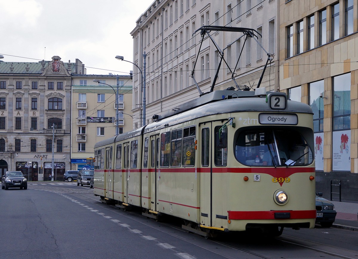 STRASSENBAHNBETRIEBE IN POLEN
Strassenbahn POSEN
Auf dem Strassenbahnnetz sind auch Gebrauchtwagen aus Dsseldorf und Frankfurt am Main zu sehen. Dwag GT8 699 ex Dsseldorf noch mit der historischen Lackierung unterwegs am 16. August 2014.  
Foto: Walter Ruetsch 