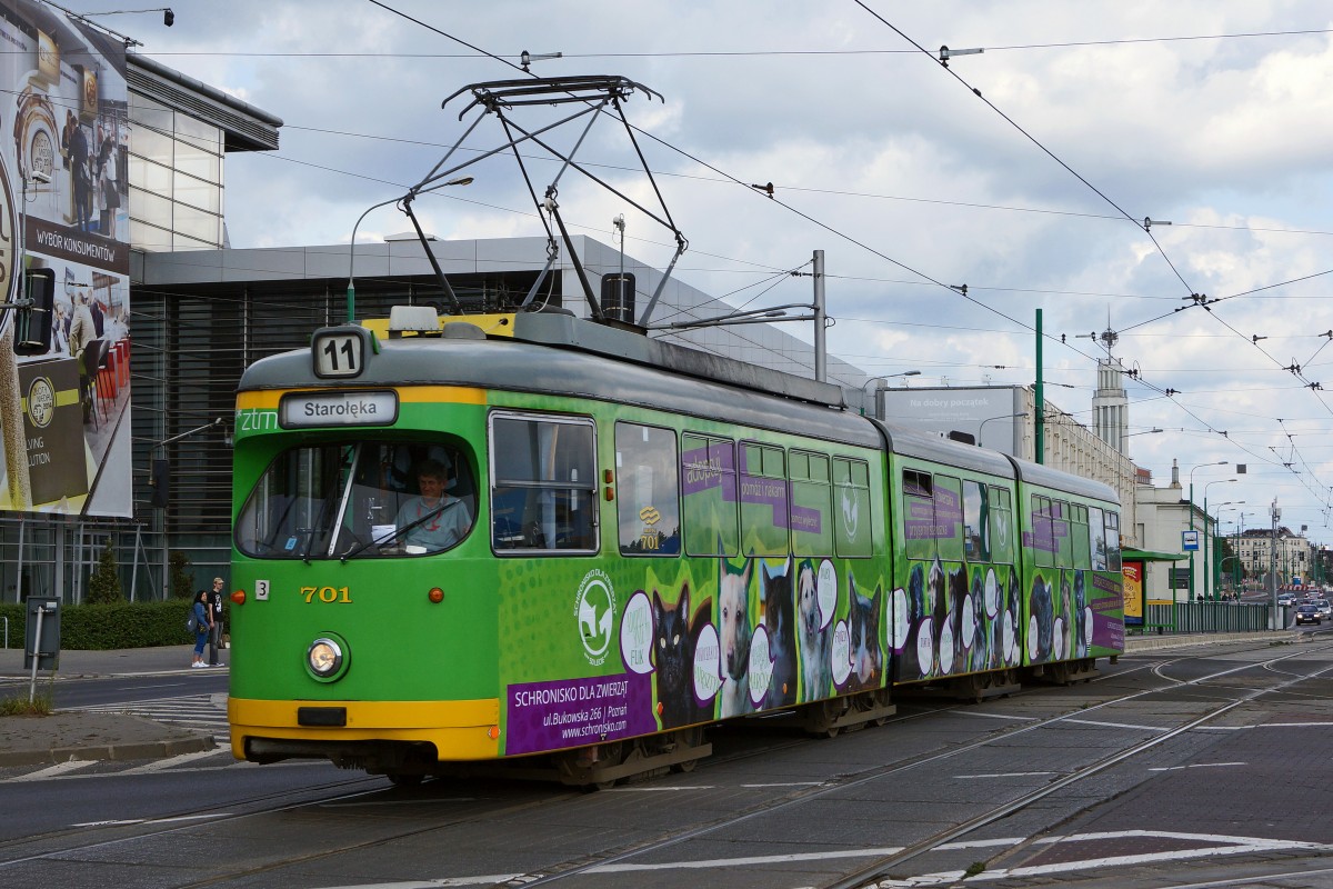 STRASSENBAHNBETRIEBE IN POLEN
Strassenbahn POSEN
Auf dem Strassenbahnnetz sind auch Gebrauchtwagen aus Dsseldorf und Frankfurt am Main zu sehen. Dwag GT8 701 ex Dsseldorf mit Werbeaufschrift aufgenommen am 16. August 2014.  
Foto: Walter Ruetsch 